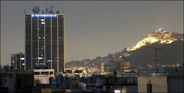 Ανδρας πήδηξε με αλεξίπτωτο πλαγιάς από τον Πύργο των Αθηνών στη Βασ. Σοφίας!